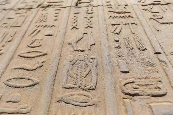 Hieroglyfer i kom Ombo Temple, Aswan, Egypten — Stockfoto