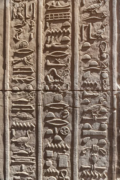 Hiéroglyphes en Kom Ombo Temple, Assouan, Égypte — Photo