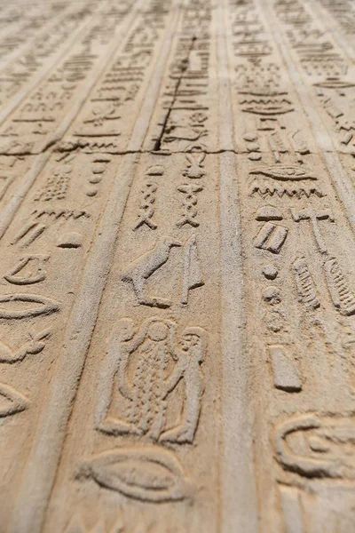 Hieroglyfer i kom Ombo Temple, Aswan, Egypten — Stockfoto