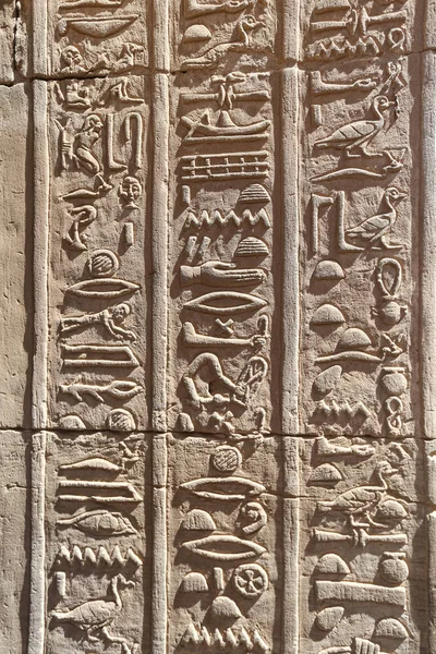 Hieroglyphics in Kom Ombo Temple, Aswan, Egypt — Stock Photo, Image