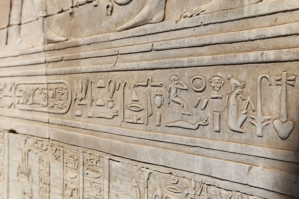 Jeroglíficos en Kom Ombo Temple, Asuán, Egipto —  Fotos de Stock