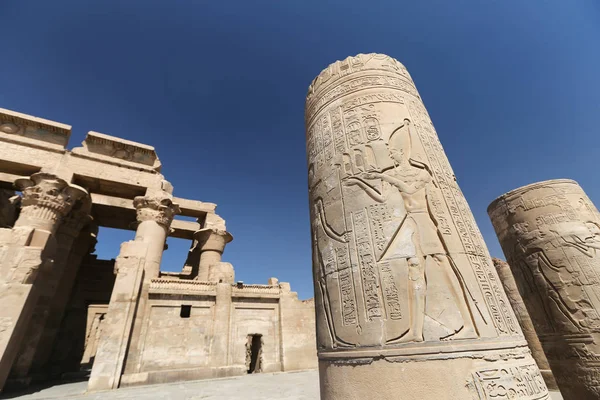 Columna en el templo de Kom Ombo, Asuán, Egipto —  Fotos de Stock