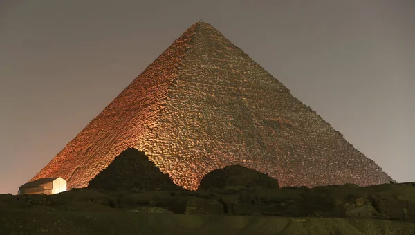 Velká pyramida v Gíze v Káhiře — Stock fotografie