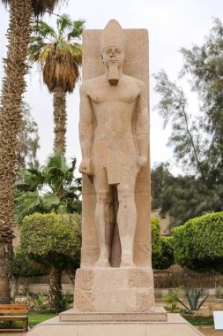II. Ramesses'in Memphis heykeli, Kahire, Mısır