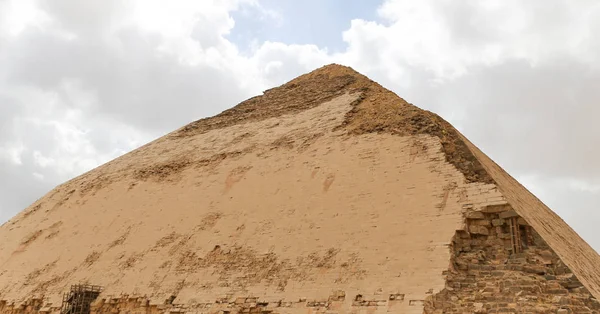Piramide piegata nella Necropoli di Dahshur, Il Cairo, Egitto — Foto Stock
