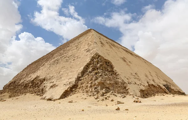 Ohnutá pyramida v nekropoli Dahshur, Káhira, Egypt — Stock fotografie