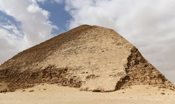 Gebogen piramide in necropolis van Dahshur, Caïro, Egypte — Stockfoto