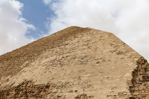 Pirâmide curvada em Necrópole de Dahshur, Cairo, Egito — Fotografia de Stock
