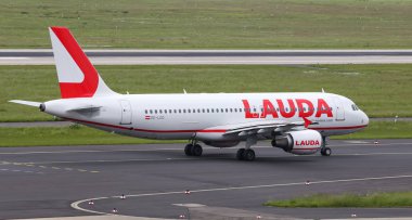 Düsseldorf Havaalanında Uçak Taksi