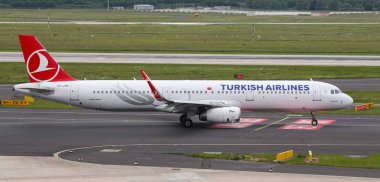 Düsseldorf Havaalanında Uçak Taksi
