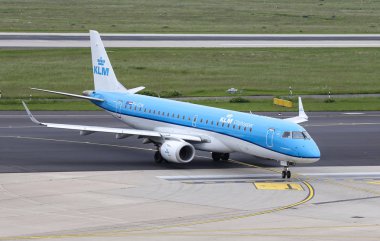 Düsseldorf Havaalanında Uçak Taksi