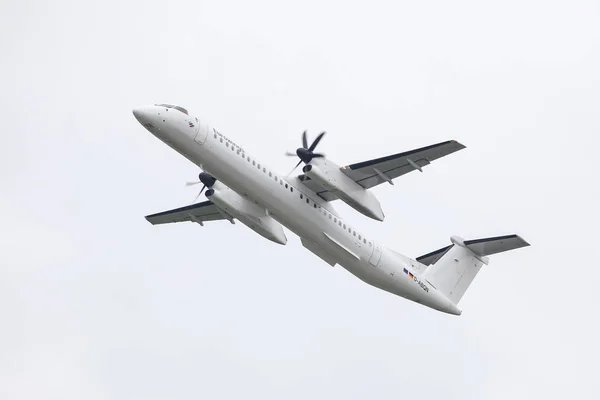 Aereo decolla dall'aeroporto di Dusseldorf — Foto Stock