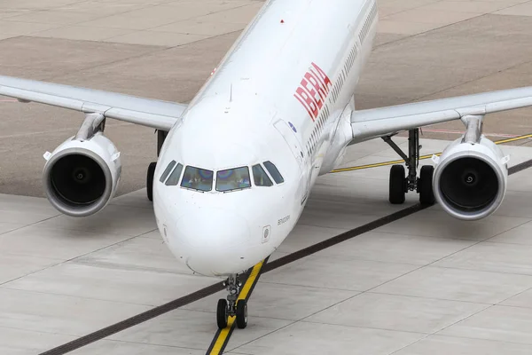 Flugzeugtaxi am Flughafen Düsseldorf — Stockfoto