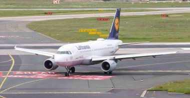 Düsseldorf Havaalanında Uçak Taksi