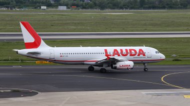 Düsseldorf Havaalanında Uçak Taksi