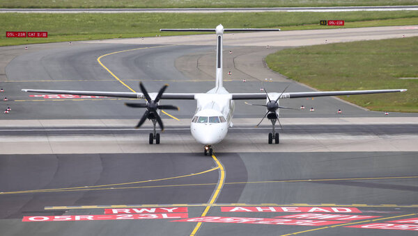 Самолет в аэропорту Дюссельдорфа
