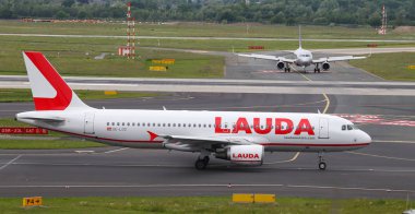 Düsseldorf Havaalanında Uçak Taksi