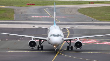 Düsseldorf Havaalanında Uçak Taksi