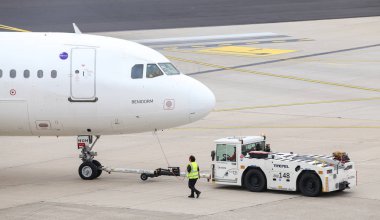 Düsseldorf Havaalanı'nda Uçak Geri Püskürtün