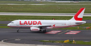 Düsseldorf Havaalanında Uçak Taksi