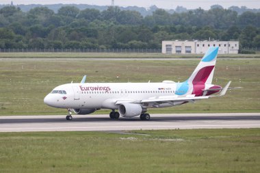 Düsseldorf Havaalanında Uçak Taksi