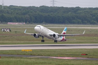 Uçak Düsseldorf Havaalanı'ndan Kalkıyor