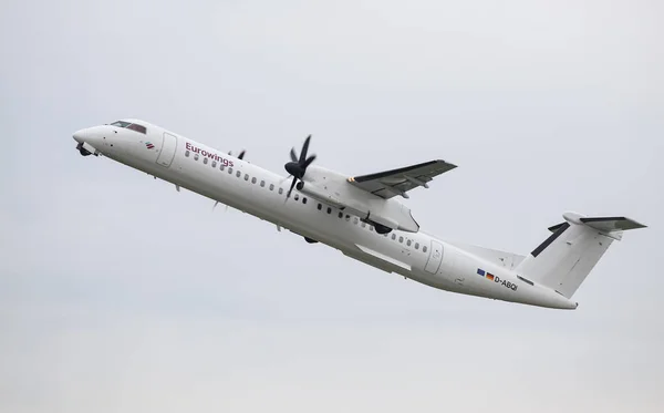 Самолет взлетает из аэропорта Дюссельдорфа — стоковое фото