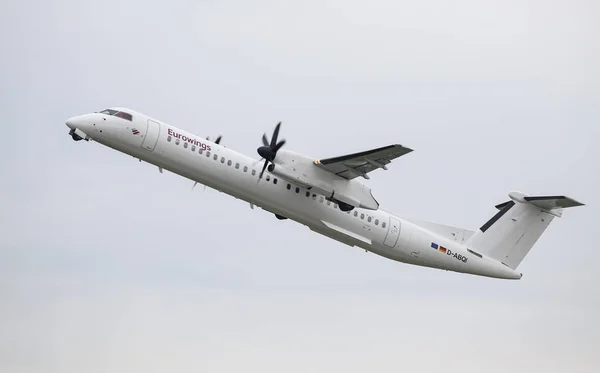 Avión despega del aeropuerto de Düsseldorf — Foto de Stock