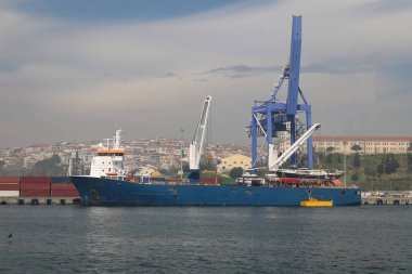 kargo gemisi limanda