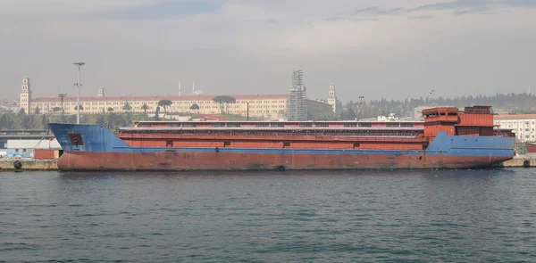 Nákladní loď v přístavu — Stock fotografie