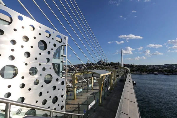 Golden Horn Metro Bridge in Istanboel, Turkije — Stockfoto