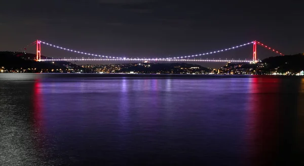 Fatih Sultan Mehmet Ponte entre Europen e lados asiáticos de Is — Fotografia de Stock