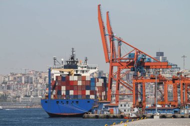 Konteynır gemisi limanda