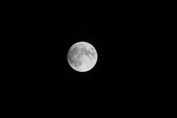 Luna llena en la noche oscura — Foto de Stock