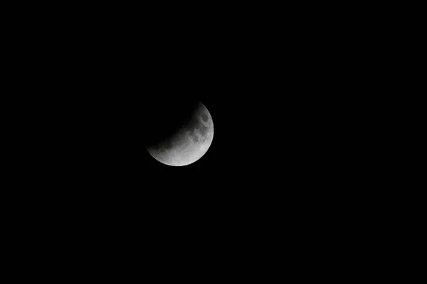 Eclipse lunar na noite escura — Fotografia de Stock