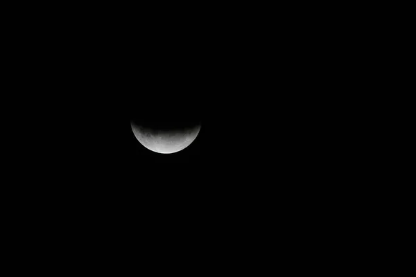 Eclipse lunar na noite escura — Fotografia de Stock