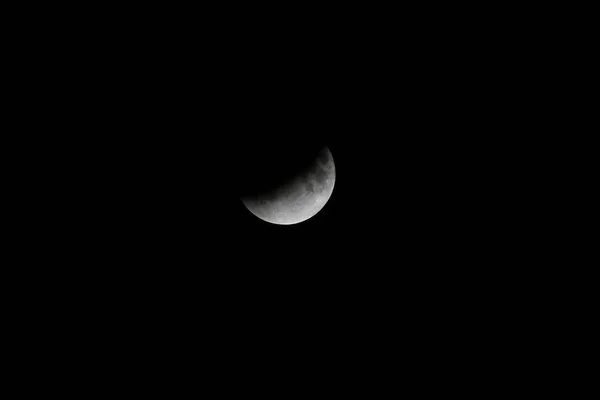 Eclipse lunar na noite escura — Fotografia de Stock