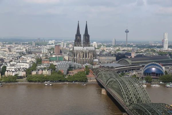 ケルンのホーエンツォレルン橋とケルン大聖堂、ドイツ — ストック写真