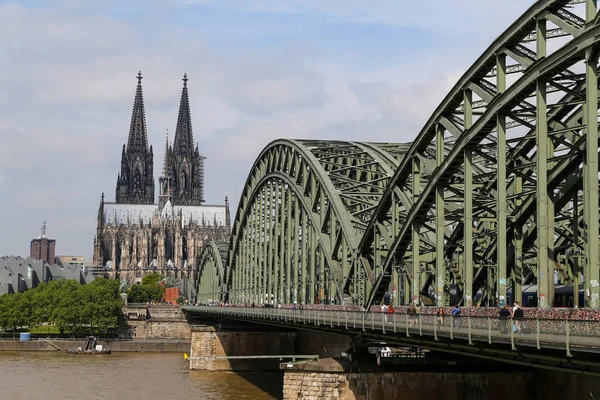 Puente de Hohenzollern y Catedral de Colonia en Colonia, Alemania —  Fotos de Stock