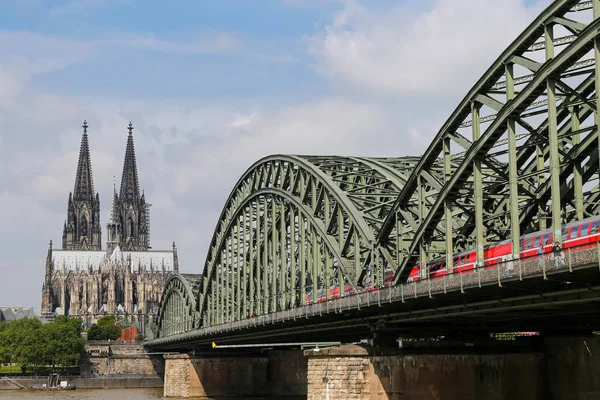 Most Hohenzollern i katedra kolońska w Kolonii, Niemcy — Zdjęcie stockowe