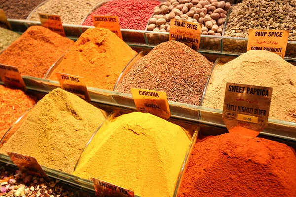 Przyprawy na bazarze Spice Bazaar, Stambuł, Turcja — Zdjęcie stockowe