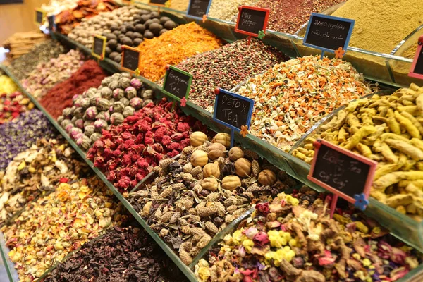 Chás e especiarias em Spice Bazaar, Istambul, Turquia — Fotografia de Stock