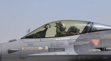 Konya Havaalanı 'nda avcı uçağı taksisi