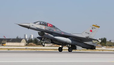 Savaş uçakları Konya Havaalanına iniyor.