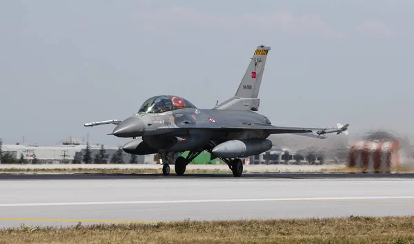 Aviones de combate despega del aeropuerto de Konya — Foto de Stock
