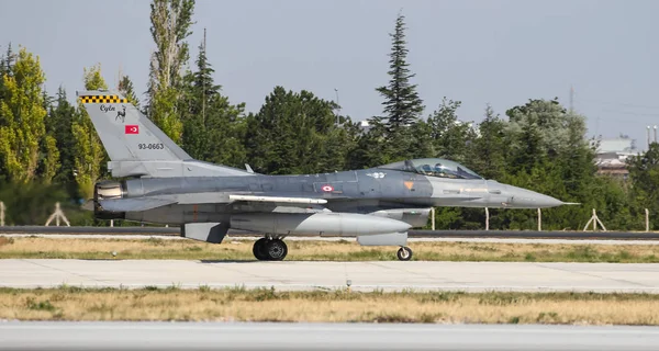 Fighter Aircraft taxi in Konya Aeropuerto — Foto de Stock