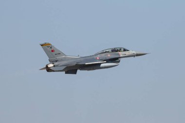 Avcı uçağı Konya Havaalanı 'ndan havalanıyor.