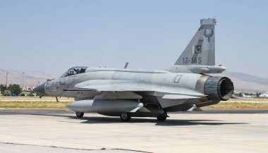Konya Havaalanı 'nda avcı uçağı taksisi