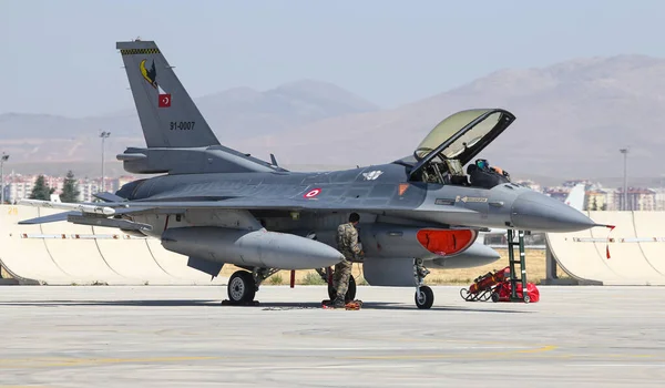 Aviones de combate en Konya Aeropuerto — Foto de Stock
