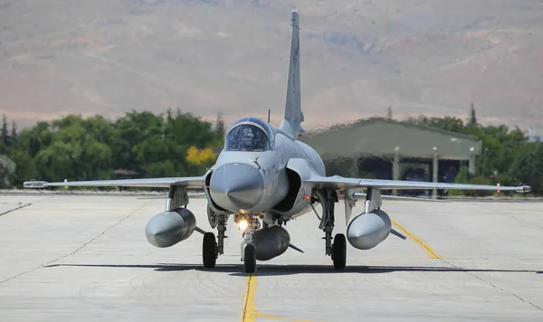 Fighter Aircraft taxi in Konya Aeropuerto —  Fotos de Stock